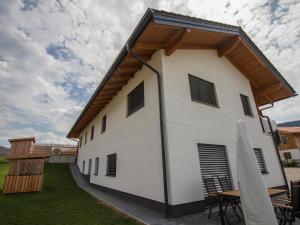 un edificio blanco con techo de gambrel en Ferienwohnungen Mountainfloor - Chiemgau Karte, en Inzell