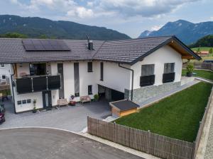 una casa con paneles solares en el techo en Ferienwohnungen Mountainfloor - Chiemgau Karte, en Inzell