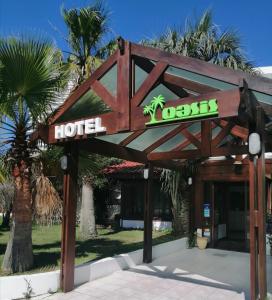 una señal de hotel frente a un edificio en Hotel Oasis, en Punta del Este