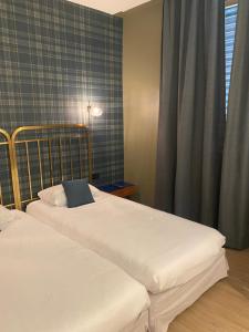 Säng eller sängar i ett rum på Grand Hotel De La Poste - Lyon Sud - Vienne