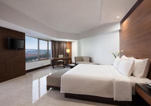 เตียงในห้องที่ Hotel Santika Premiere Semarang