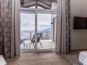 a room with a balcony with a view of a mountain at die Aussicht in Finkenberg