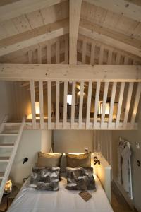 - une chambre avec des lits superposés et une échelle dans l'établissement Hôtel Restaurant La Ferme de Cupelin, à Saint-Gervais-les-Bains