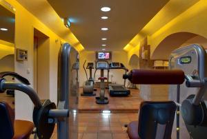 un gimnasio con cintas de correr y máquinas en una habitación en nestor Hotel Stuttgart-Ludwigsburg, en Ludwigsburg