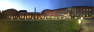 un gran edificio con luces delante en nestor Hotel Stuttgart-Ludwigsburg, en Ludwigsburg