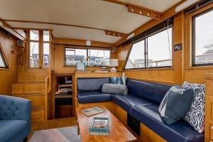 Un lugar para sentarse en 2BR Spacious & Comfy 43' Yacht - Heat & AC - On the Freedom Trail - Best Nights Sleep