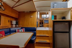 Una cocina o cocineta en 2BR Spacious & Comfy 43' Yacht - Heat & AC - On the Freedom Trail - Best Nights Sleep