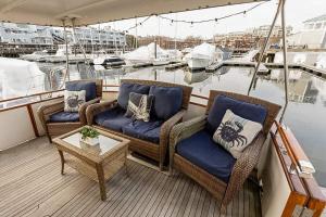 Un lugar para sentarse en 2BR Spacious & Comfy 43' Yacht - Heat & AC - On the Freedom Trail - Best Nights Sleep