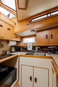 Una cocina o cocineta en 2BR Spacious & Comfy 43' Yacht - Heat & AC - On the Freedom Trail - Best Nights Sleep