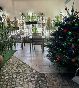 uma árvore de Natal numa sala com uma mesa e cadeiras em Amiral-Fondary em Paris