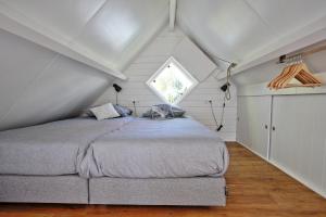 Una cama o camas en una habitación de Vakantiehuisje Lijsterhofstraat 13 - Baddomburg