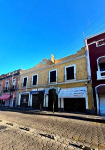 un edificio al lado de una calle en Hotel Centro Historico, en Puebla