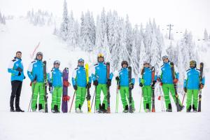 un groupe de skieurs posant une photo dans la neige dans l'établissement Hotel Lavina, à Jahorina