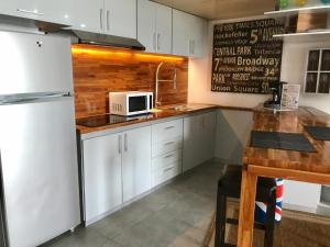 Kitchen o kitchenette sa Caribbean apartment