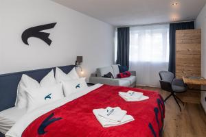 Tempat tidur dalam kamar di Falcon Suites Zell am See