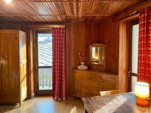 een eetkamer met een tafel en een raam bij Chalet Motta in Valtournenche