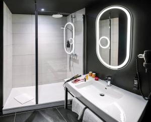 A bathroom at ibis Pontarlier