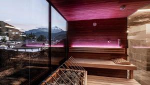 balkon z ławką i widokiem na góry w obiekcie die berge lifestyle-hotel Sölden w Solden