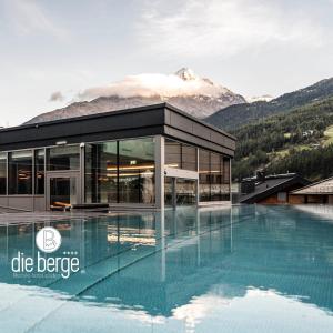 budynek z basenem przed górą w obiekcie die berge lifestyle-hotel Sölden w Solden