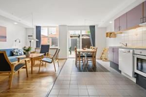 een keuken en eetkamer met een tafel en stoelen bij Ribe Byferie Resort in Ribe