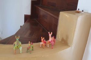 eine Gruppe von Zebra-Figuren auf einem Kühlschrank in der Unterkunft Casa boutique, cerca de la Virgen del Cerro en SALTA in Salta