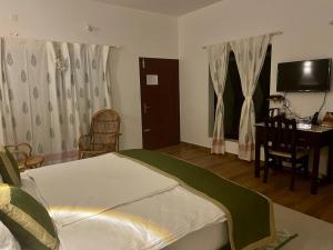 Cama ou camas em um quarto em Veda5 Ayurveda Living Village