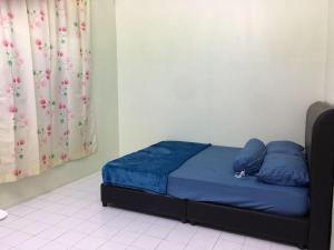 Una cama o camas en una habitación de Taiping Desa Jana Home Stay