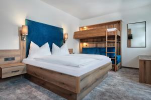 Una cama o camas en una habitación de Lerchs Landhotel