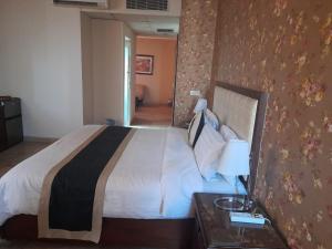 Ліжко або ліжка в номері Shalimar Tower Hotel Lahore