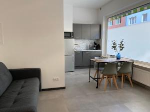 Kjøkken eller kjøkkenkrok på 2-Zimmer-Appartment in Top-City-Lage mit Parken und Klimaanlage