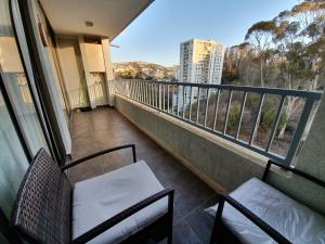 A balcony or terrace at CENTRAL VISTA LOS INGLESES 2 VALPO