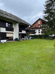 un ampio cortile di fronte a un edificio di Titiseehnsucht - Gemütliche Wohnung mit Parkplatz a Titisee-Neustadt