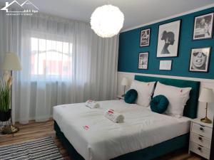 Rúm í herbergi á Apartamenty koło Szczyrku A&S Spa - basen, jacuzzi, sauna