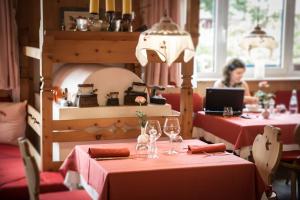 une femme assise à une table dans un restaurant dans l'établissement Sartori's Hotel, à Trente