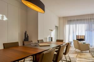 uma sala de jantar com uma mesa de madeira e cadeiras em Residenz Schooren des Alpes - Apartment SET - TOP 10 em Kappl