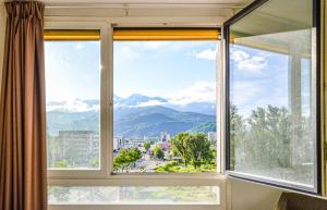 een raam met uitzicht op een berg bij The Originals Résidence, Grenoble Université in Saint-Martin-dʼHères