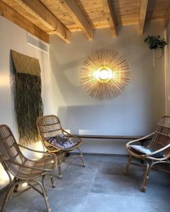 une chambre avec des chaises et un plafond lumineux dans l'établissement Les Îles Vagabondes, à Saint-Malo