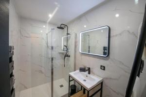 Ένα μπάνιο στο La Suite de Chantilly - Appartement de 80m2 avec Jacuzzi privé !