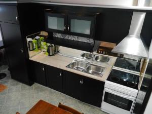 Una cocina o kitchenette en Blue Sky Villas