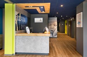 una hall con bancone reception in un edificio di ibis budget Saint Malo Centre a Saint Malo