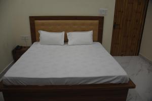 A bed or beds in a room at GURU KRIPA GARDEN