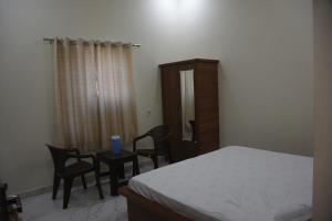 A bed or beds in a room at GURU KRIPA GARDEN