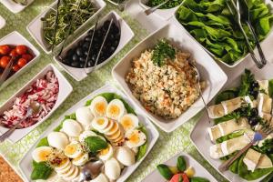 Makanan di atau di tempat lain dekat hotel