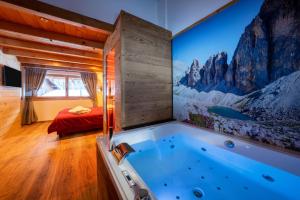 Rúm í herbergi á Luxury Chalet Orchidea