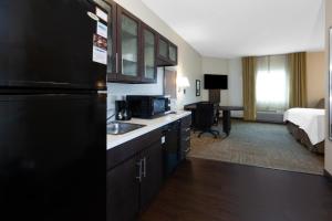 Una cocina o cocineta en Candlewood Suites Kalamazoo, an IHG Hotel