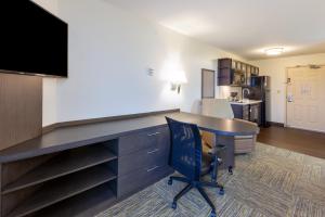 Una cocina o cocineta en Candlewood Suites Kalamazoo, an IHG Hotel