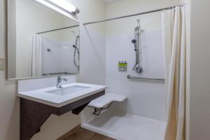 Un baño de Candlewood Suites Kalamazoo, an IHG Hotel