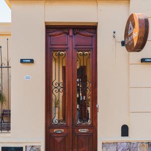 una puerta de madera en el lateral de un edificio en El Arribo Hotel, en San Salvador de Jujuy