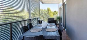 d'un balcon avec une table, des chaises et une fenêtre. dans l'établissement Paradise Village Port Aventuras, à Salou