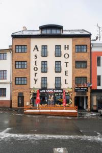 un edificio con un cartel en la parte delantera en Hotel Astory Plzeň, en Plzeň